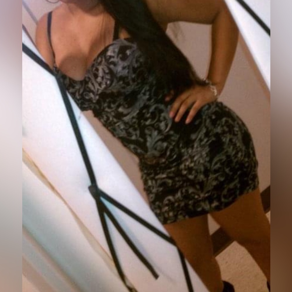 Fitted side scrunch print dress